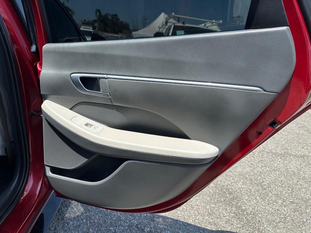 Hyundai Sonata Vehicle Full-screen Gallery Image 29