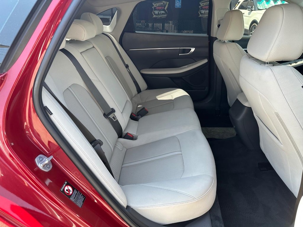 Hyundai Sonata Vehicle Full-screen Gallery Image 30