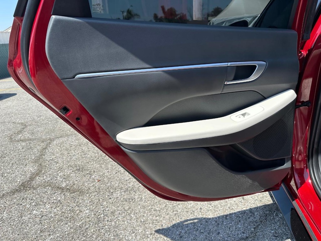 Hyundai Sonata Vehicle Full-screen Gallery Image 31