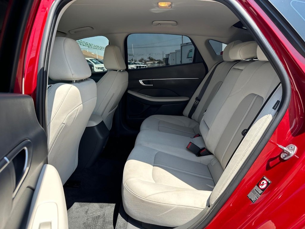 Hyundai Sonata Vehicle Full-screen Gallery Image 32