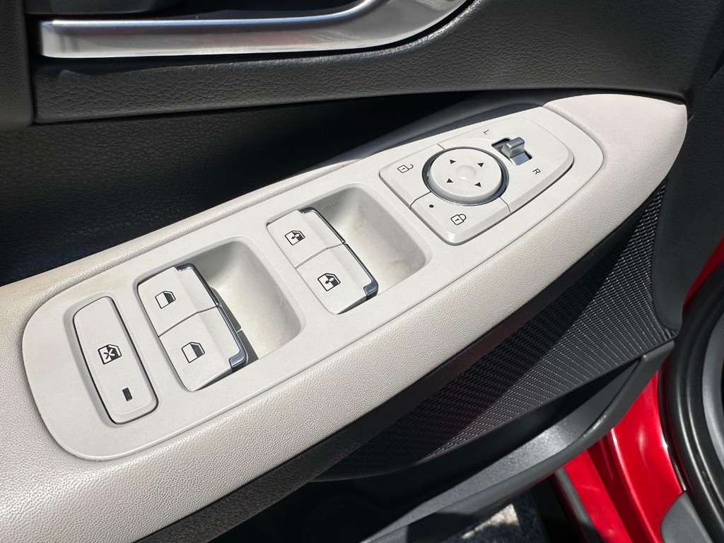 Hyundai Sonata Vehicle Full-screen Gallery Image 33