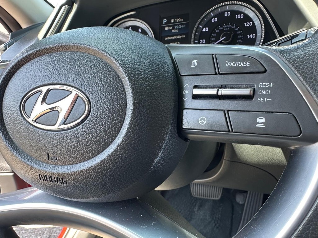 Hyundai Sonata Vehicle Full-screen Gallery Image 36