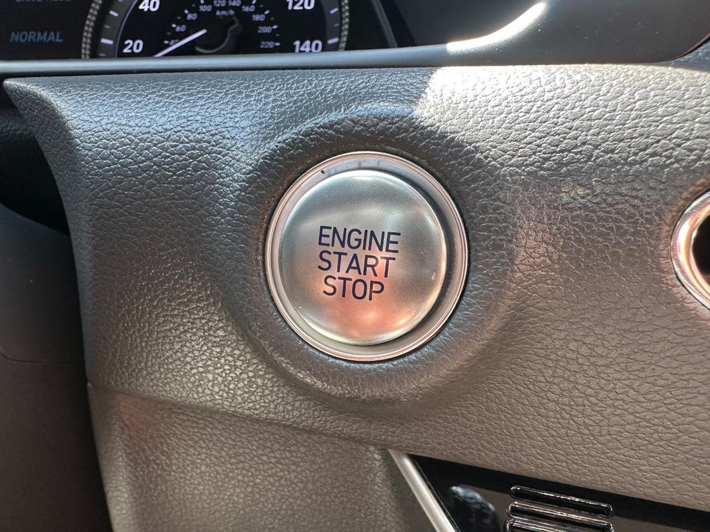 Hyundai Sonata Vehicle Full-screen Gallery Image 37