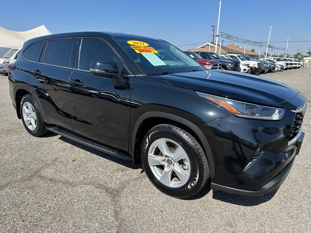 2021 Toyota Highlander LE photo 4