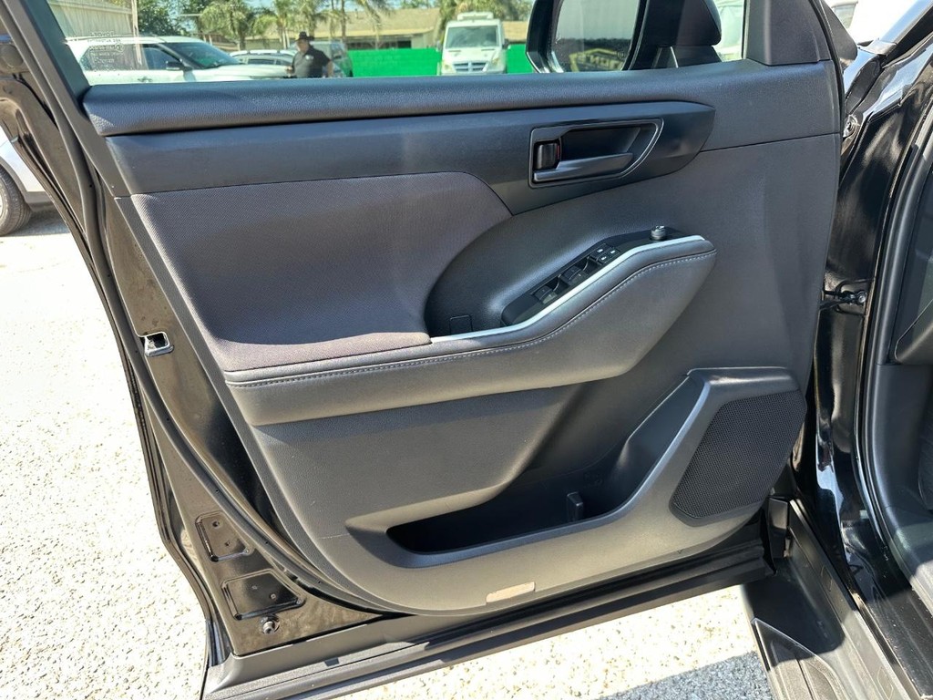 Toyota Highlander Vehicle Full-screen Gallery Image 15