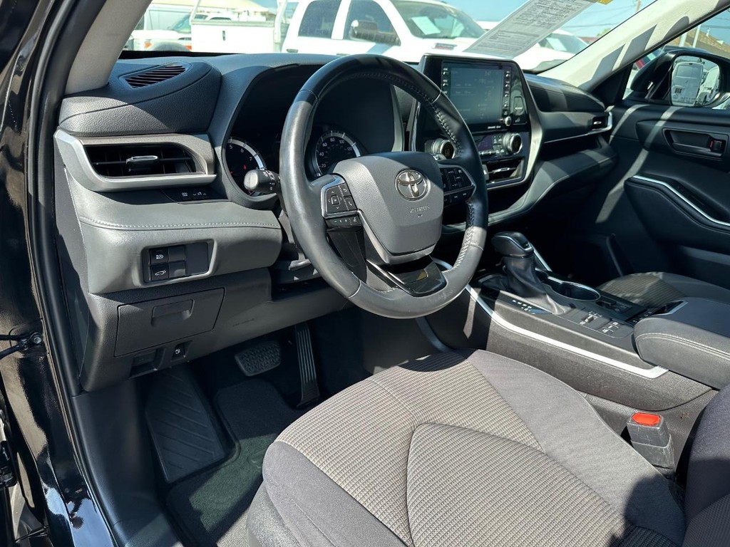 Toyota Highlander Vehicle Full-screen Gallery Image 16