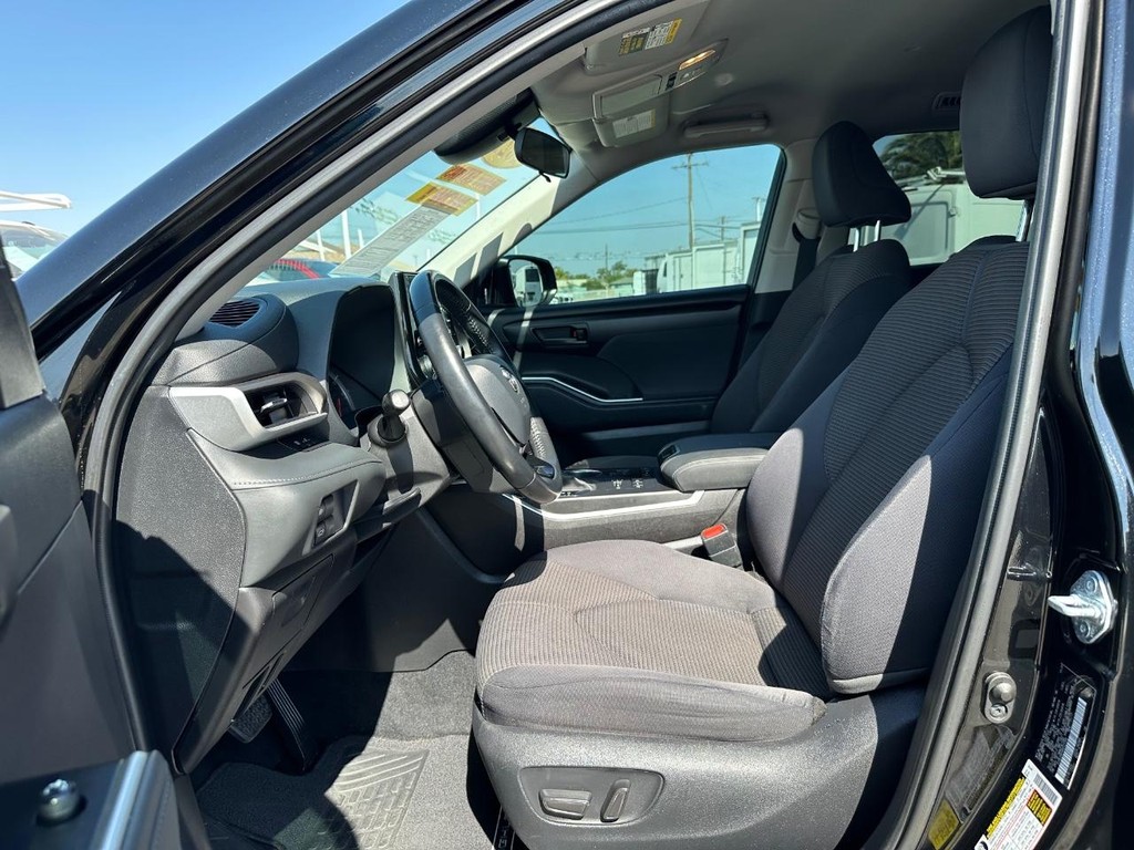 Toyota Highlander Vehicle Full-screen Gallery Image 17