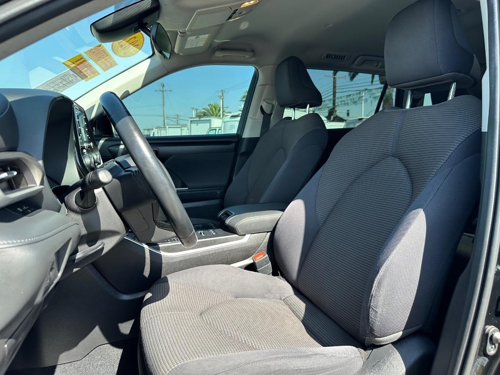 Toyota Highlander Vehicle Full-screen Gallery Image 18