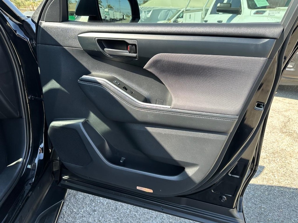 Toyota Highlander Vehicle Full-screen Gallery Image 19