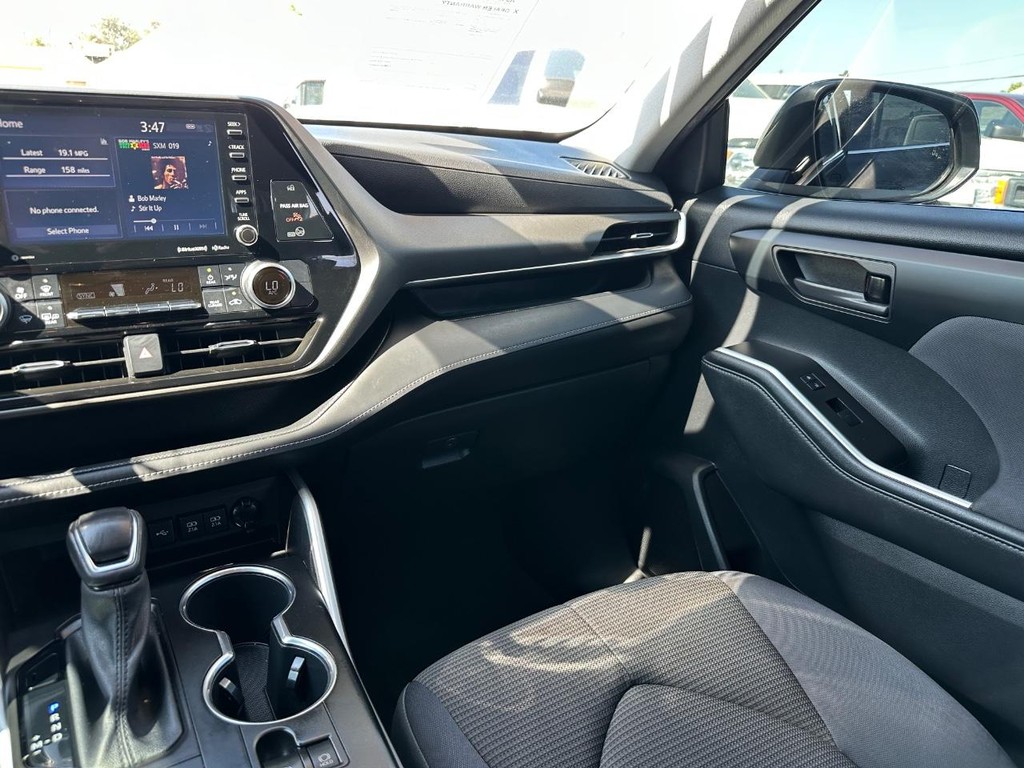 Toyota Highlander Vehicle Full-screen Gallery Image 26