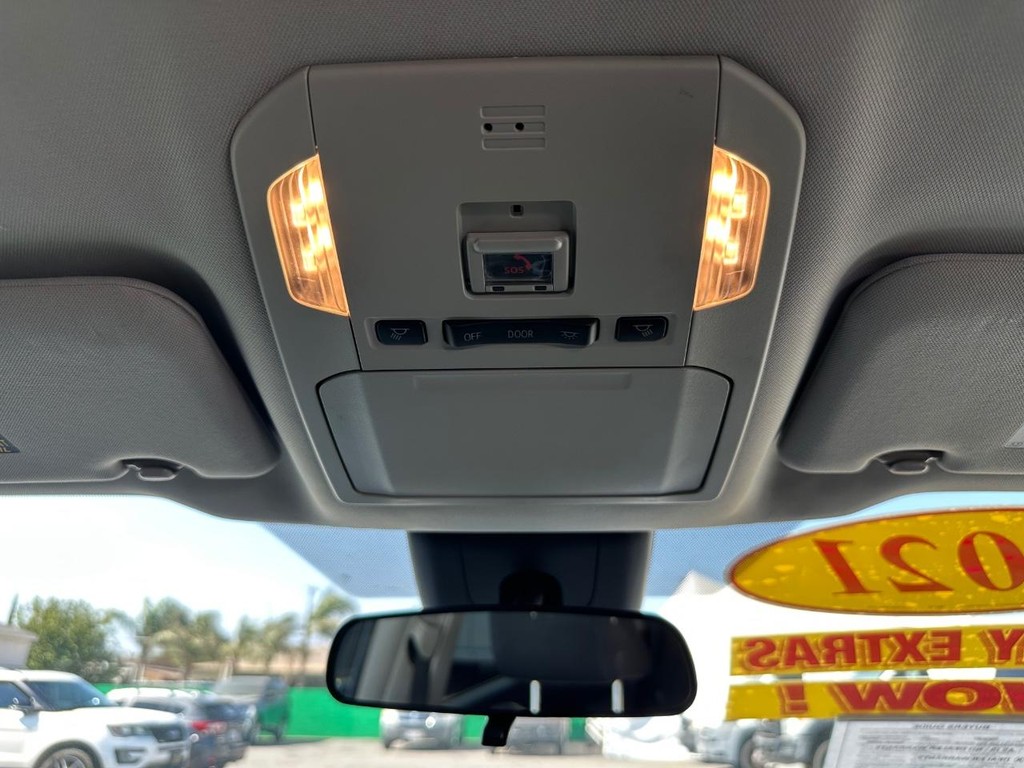 Toyota Highlander Vehicle Full-screen Gallery Image 29