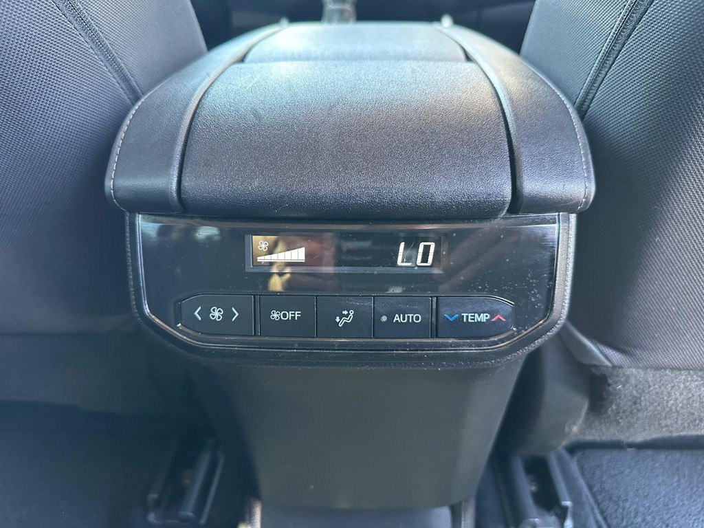 Toyota Highlander Vehicle Full-screen Gallery Image 30