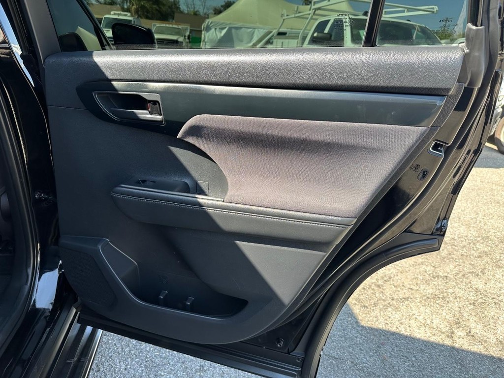 Toyota Highlander Vehicle Full-screen Gallery Image 31