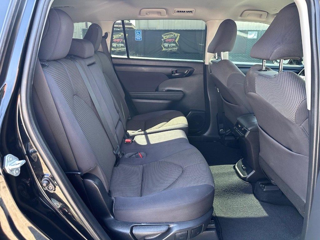 Toyota Highlander Vehicle Full-screen Gallery Image 32