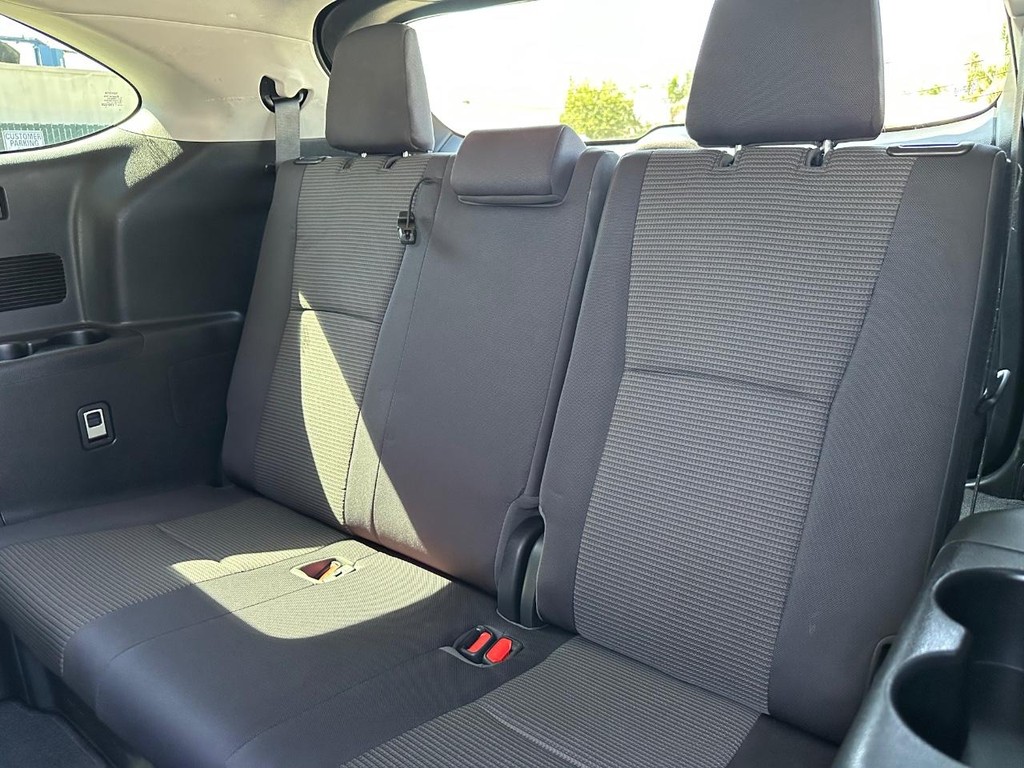 Toyota Highlander Vehicle Full-screen Gallery Image 33