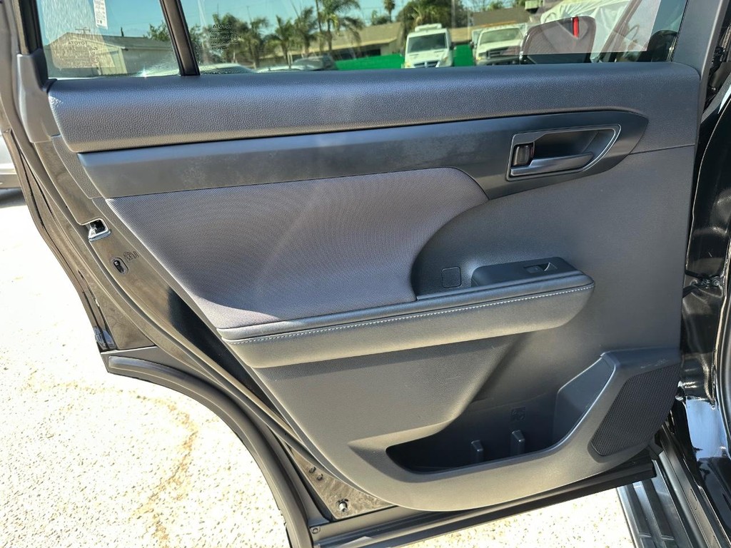 Toyota Highlander Vehicle Full-screen Gallery Image 34