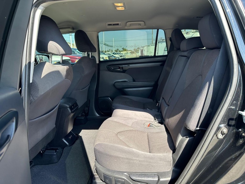 Toyota Highlander Vehicle Full-screen Gallery Image 35