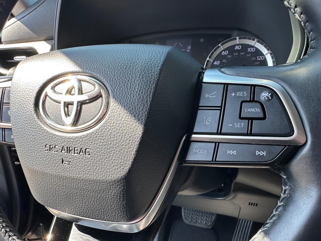 Toyota Highlander Vehicle Full-screen Gallery Image 40