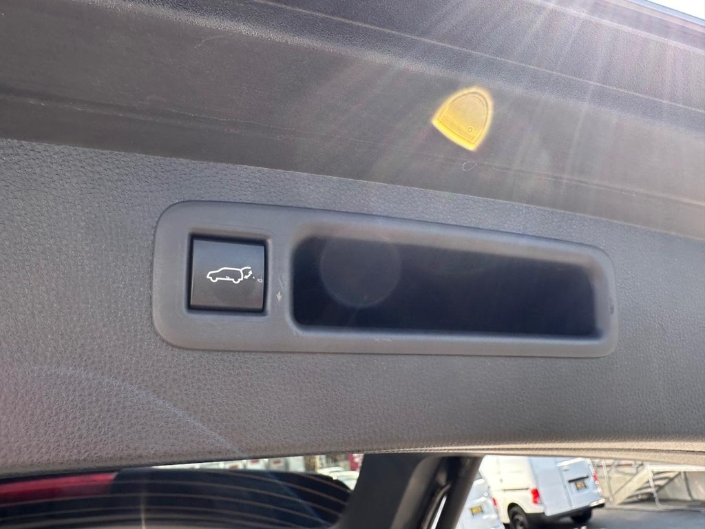 Toyota Highlander Vehicle Full-screen Gallery Image 47