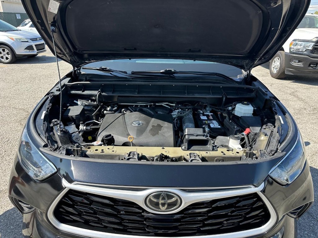 2021 Toyota Highlander LE photo 3