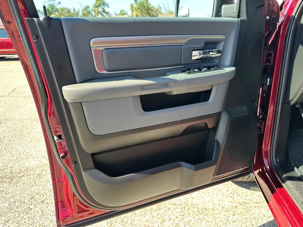 Ram 1500 Vehicle Full-screen Gallery Image 15