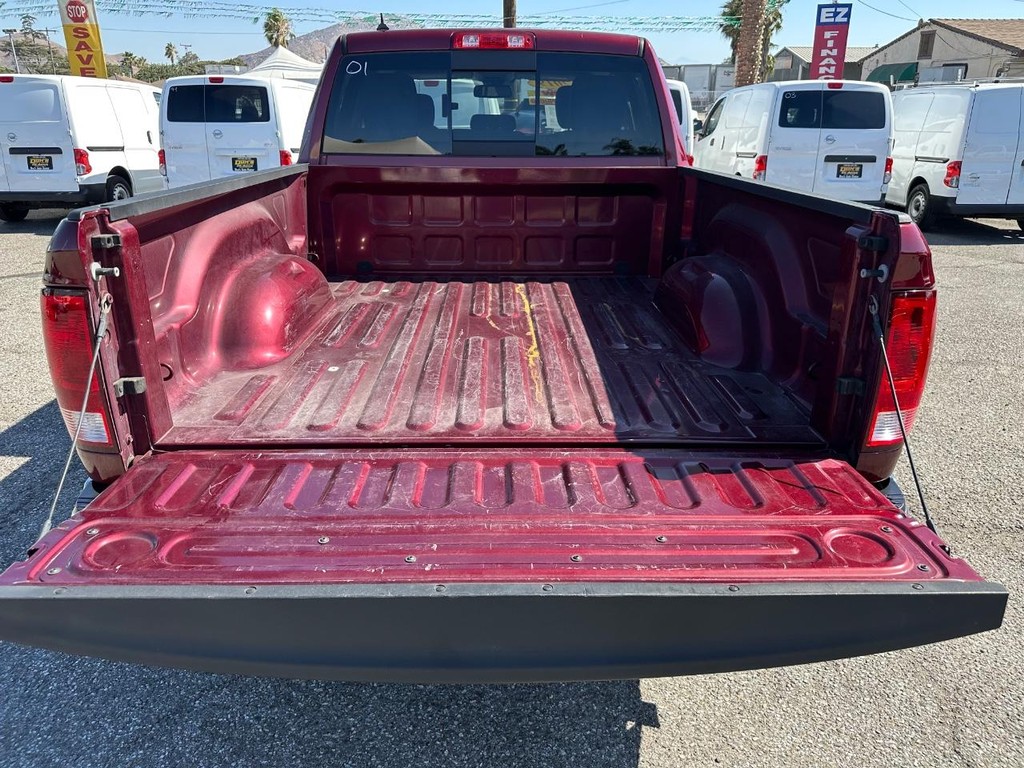2019 Ram 1500 SLT photo 4