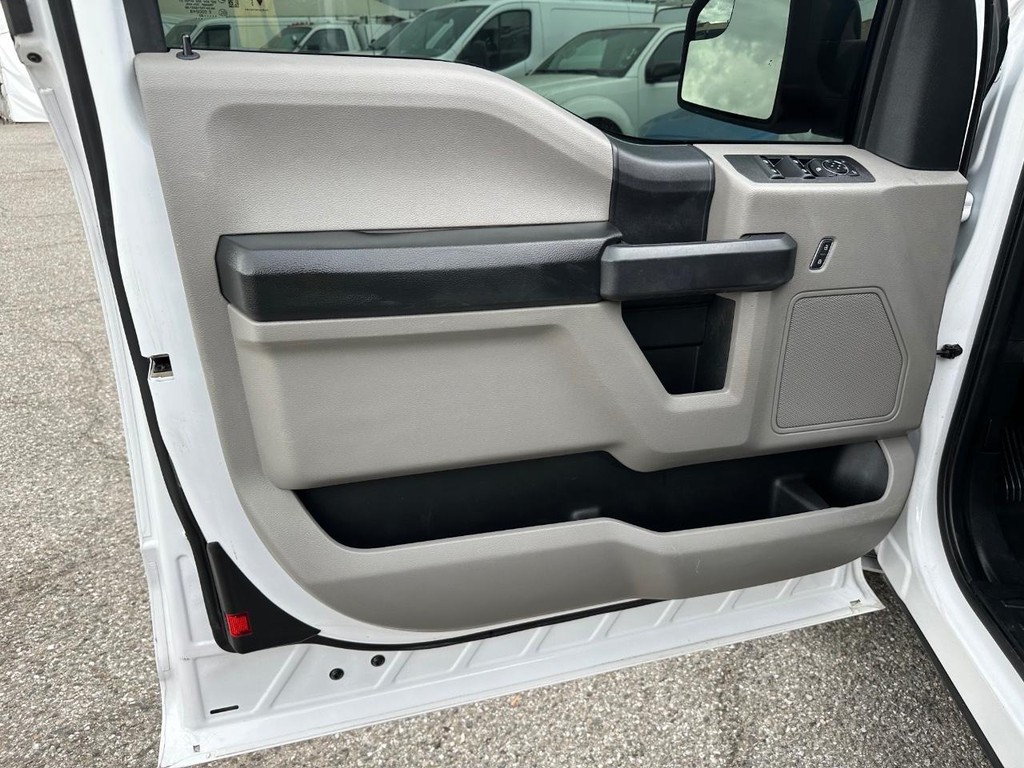 Ford F-150 Vehicle Full-screen Gallery Image 15