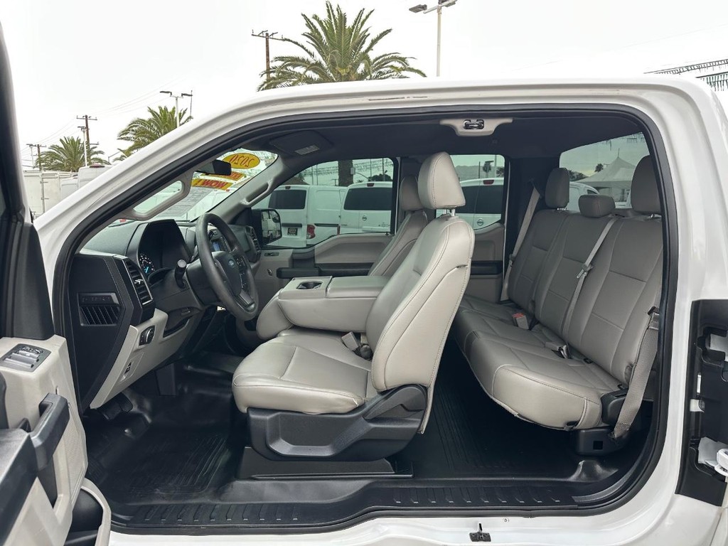 Ford F-150 Vehicle Full-screen Gallery Image 17