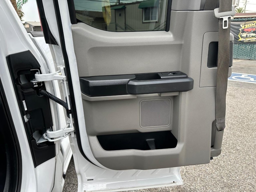 Ford F-150 Vehicle Full-screen Gallery Image 19