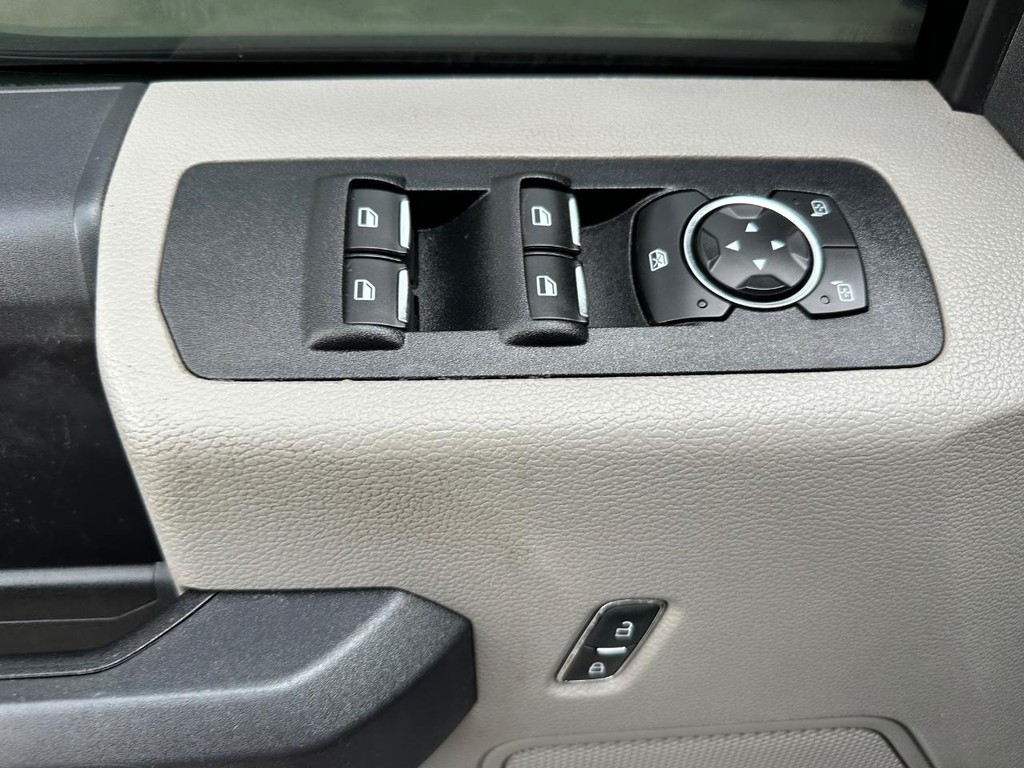 Ford F-150 Vehicle Full-screen Gallery Image 33