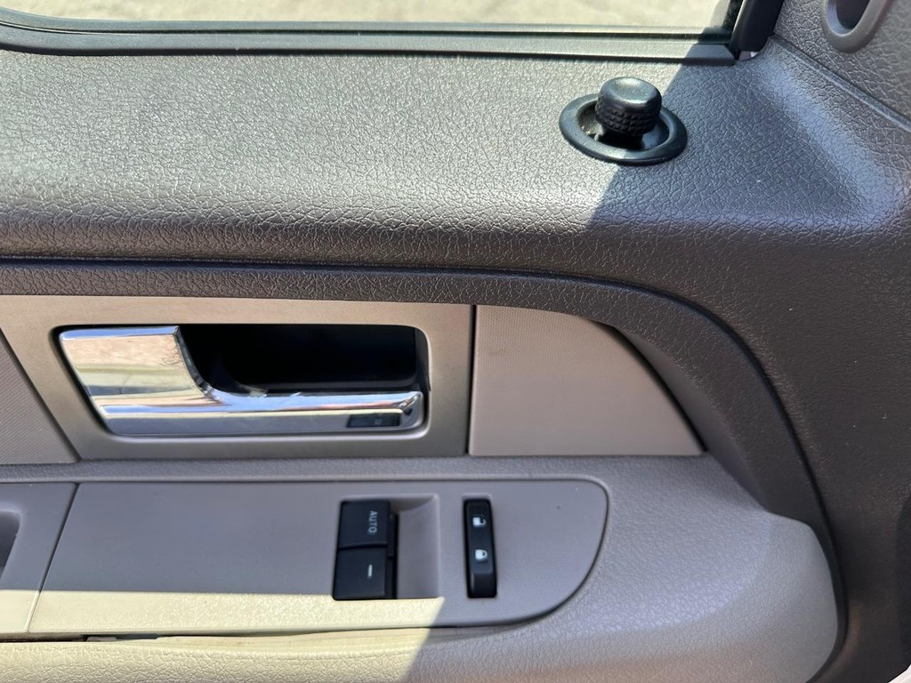 Ford F-150 Vehicle Full-screen Gallery Image 26