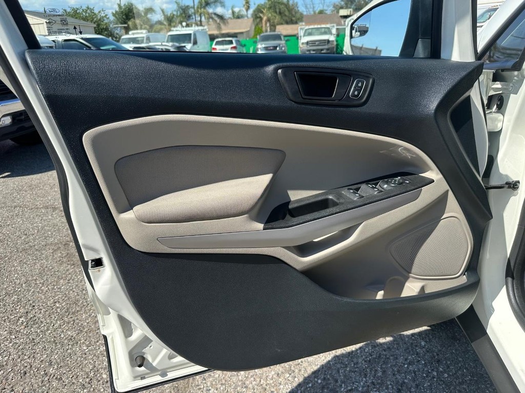 Ford EcoSport Vehicle Full-screen Gallery Image 14
