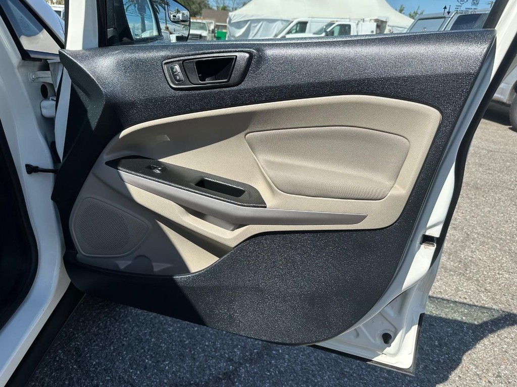 Ford EcoSport Vehicle Full-screen Gallery Image 18
