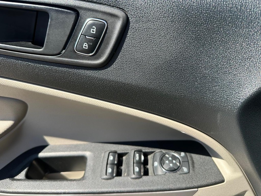 Ford EcoSport Vehicle Full-screen Gallery Image 31