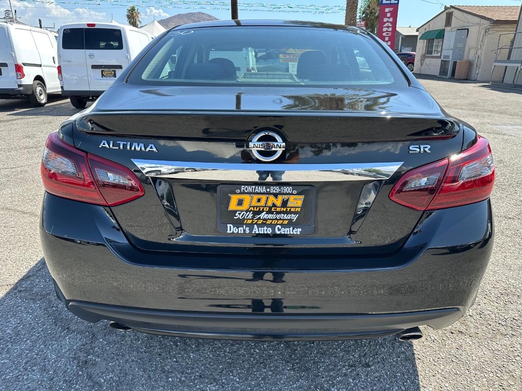 Nissan Altima Vehicle Full-screen Gallery Image 08