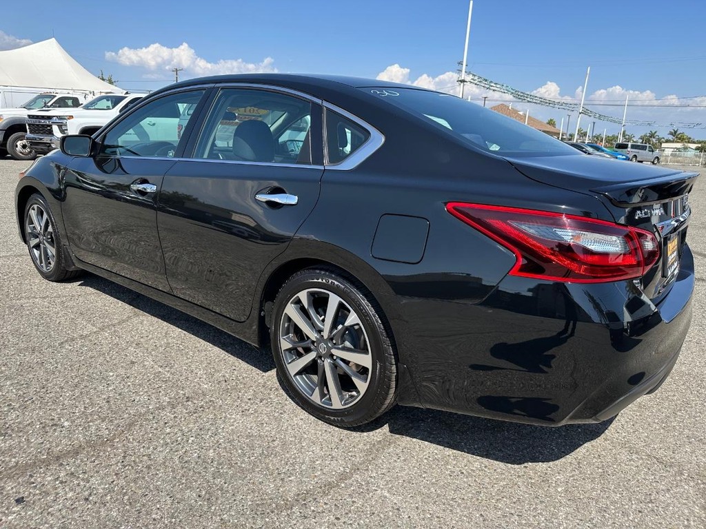 Nissan Altima Vehicle Full-screen Gallery Image 09