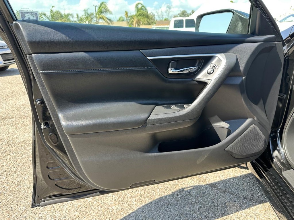 Nissan Altima Vehicle Full-screen Gallery Image 15