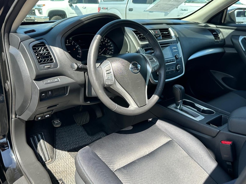 Nissan Altima Vehicle Full-screen Gallery Image 16