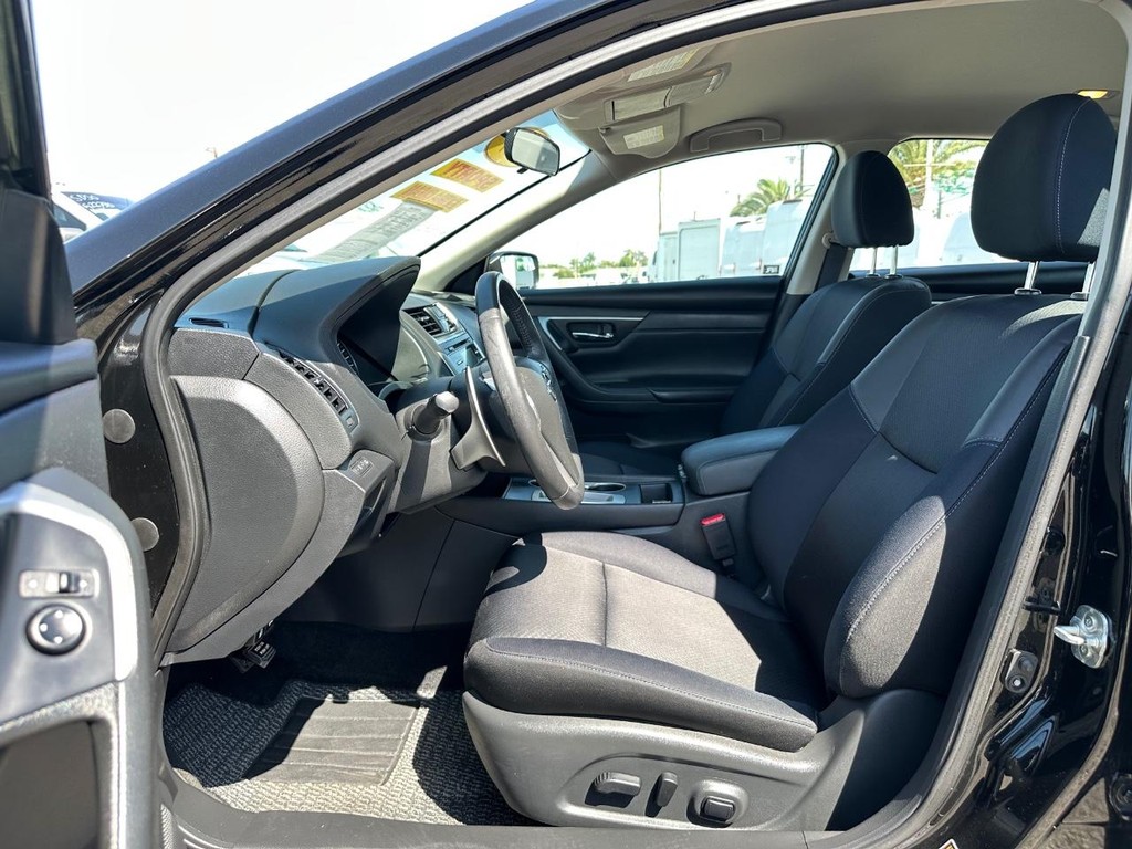 Nissan Altima Vehicle Full-screen Gallery Image 17