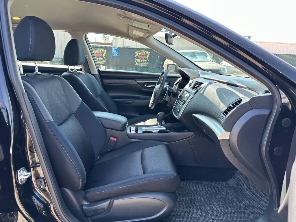 Nissan Altima Vehicle Full-screen Gallery Image 21