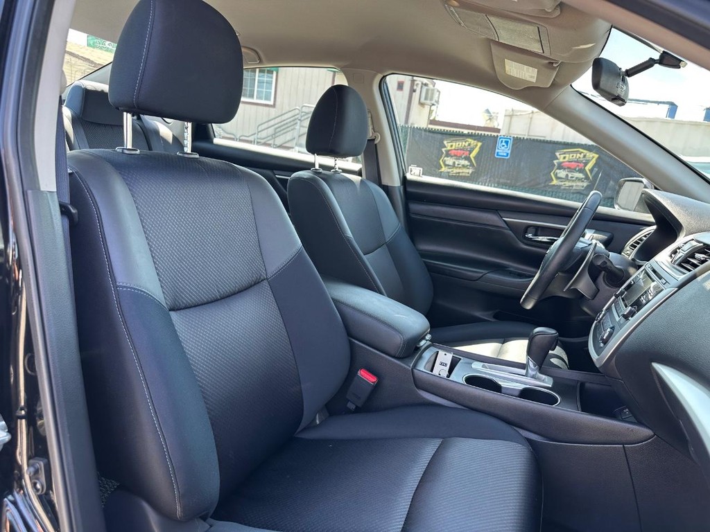 Nissan Altima Vehicle Full-screen Gallery Image 22