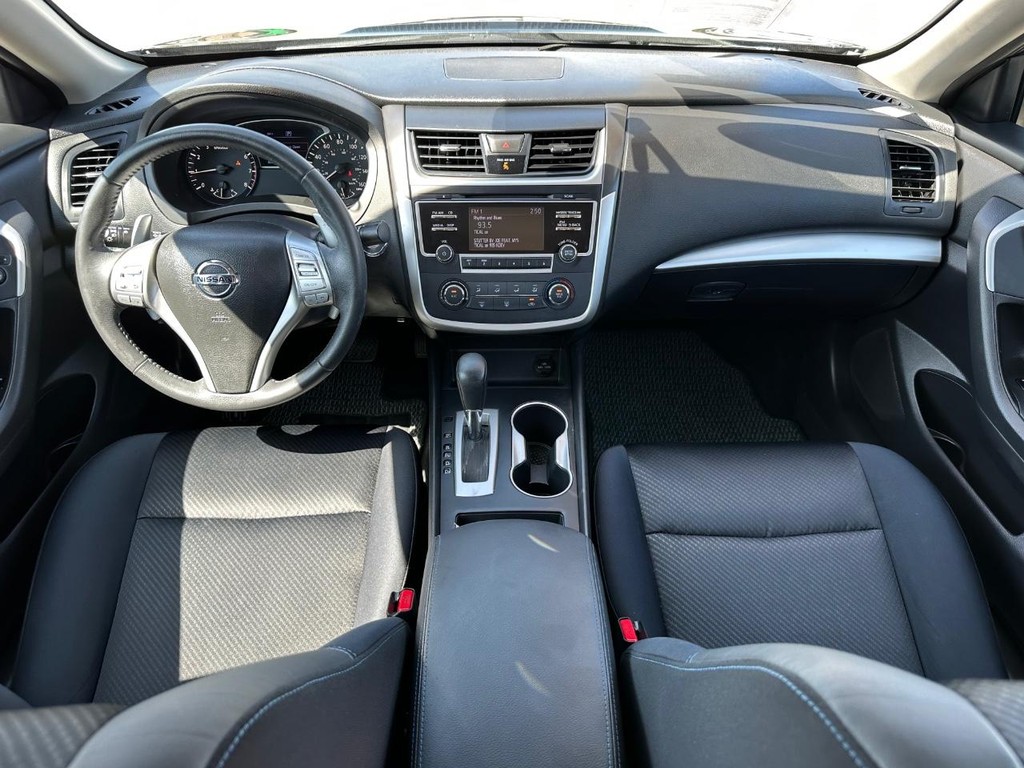 Nissan Altima Vehicle Full-screen Gallery Image 23