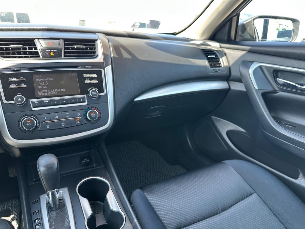 Nissan Altima Vehicle Full-screen Gallery Image 26