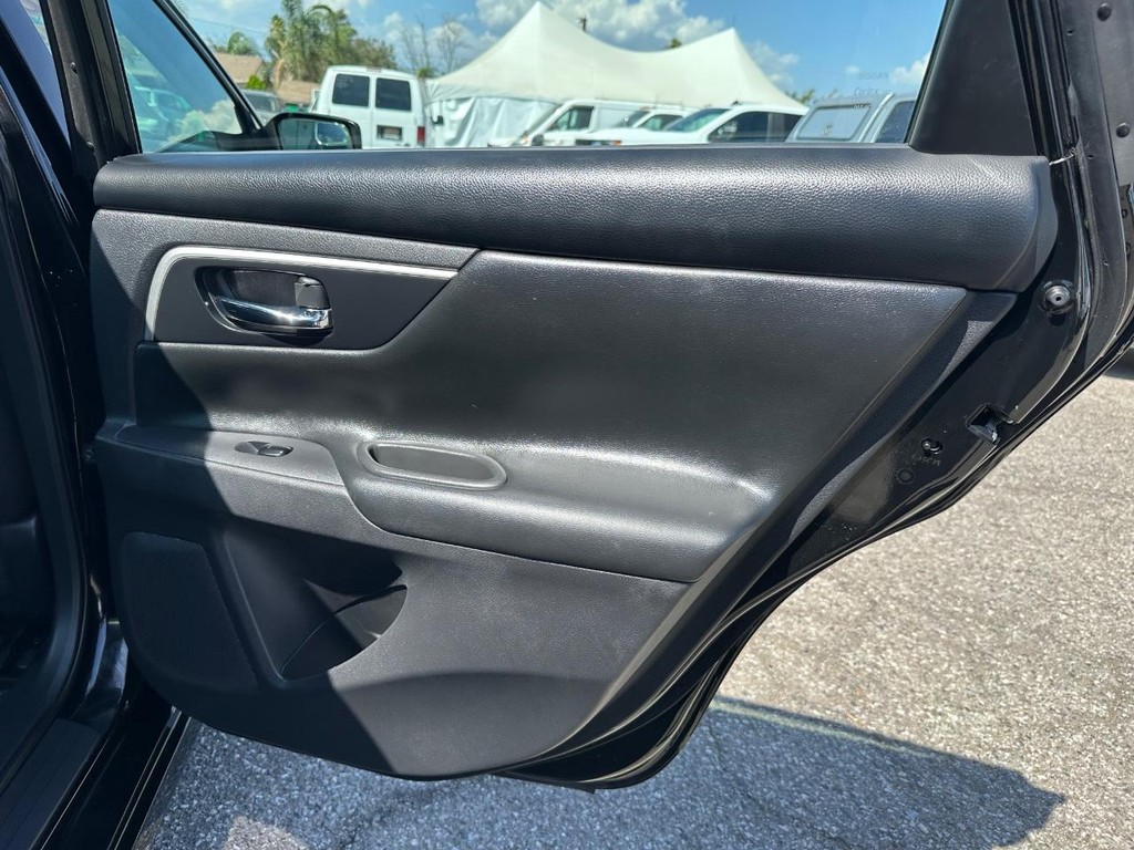 Nissan Altima Vehicle Full-screen Gallery Image 29