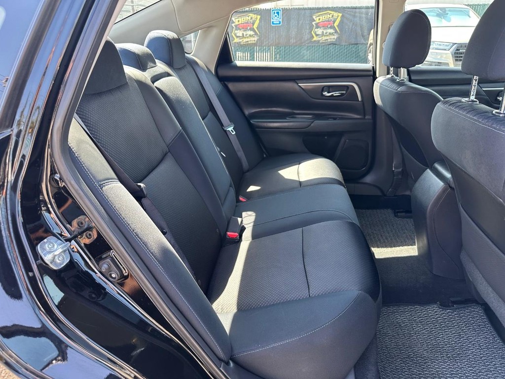 Nissan Altima Vehicle Full-screen Gallery Image 30