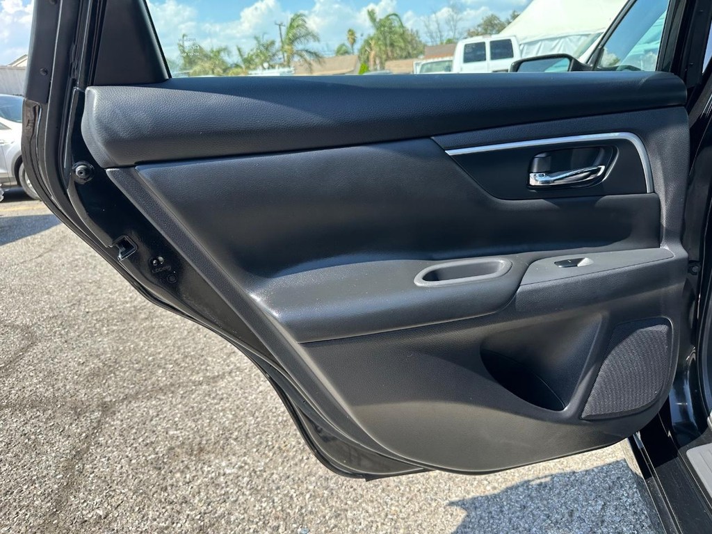 Nissan Altima Vehicle Full-screen Gallery Image 31