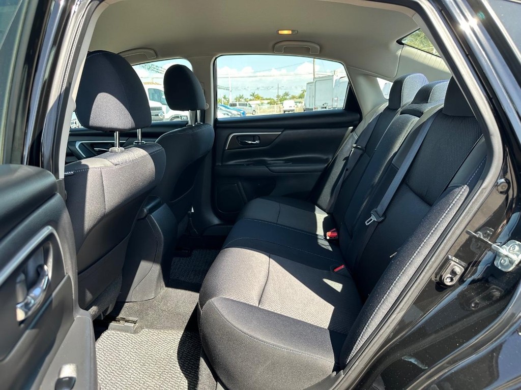 Nissan Altima Vehicle Full-screen Gallery Image 32