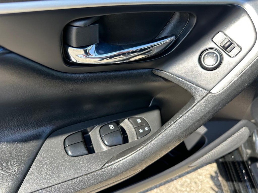 Nissan Altima Vehicle Full-screen Gallery Image 33