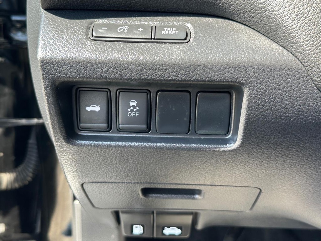 Nissan Altima Vehicle Full-screen Gallery Image 34