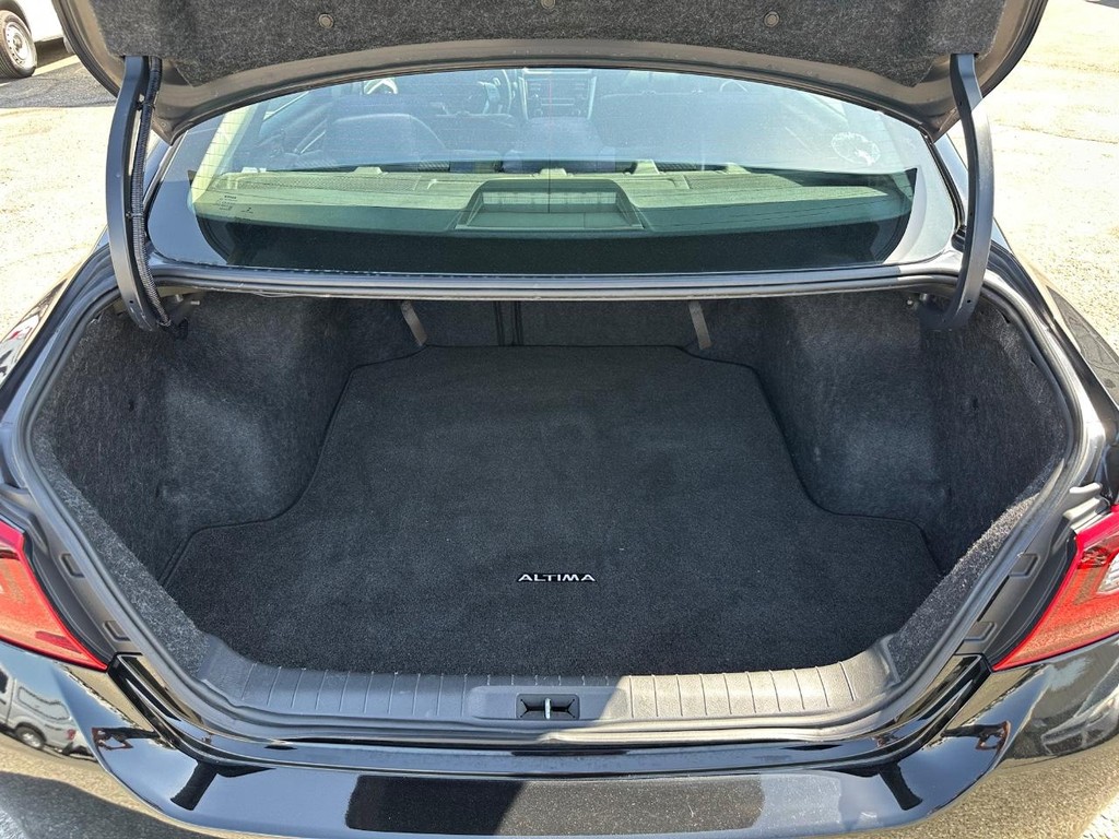 Nissan Altima Vehicle Full-screen Gallery Image 40